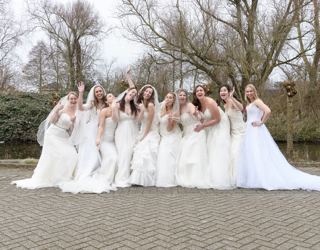 Trouwjurken passen voor de lol